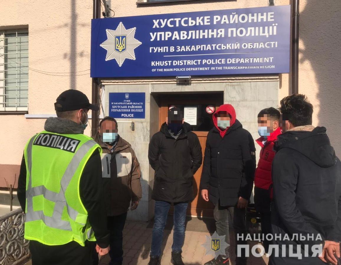 Поліцейські Закарпаття затримали чоловіка, який перевозив групу нелегалів