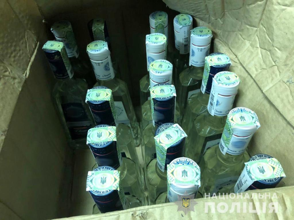 В Ужгороді поліцейські припинили злочинну діяльність групи осіб з виготовлення підакцизних товарів