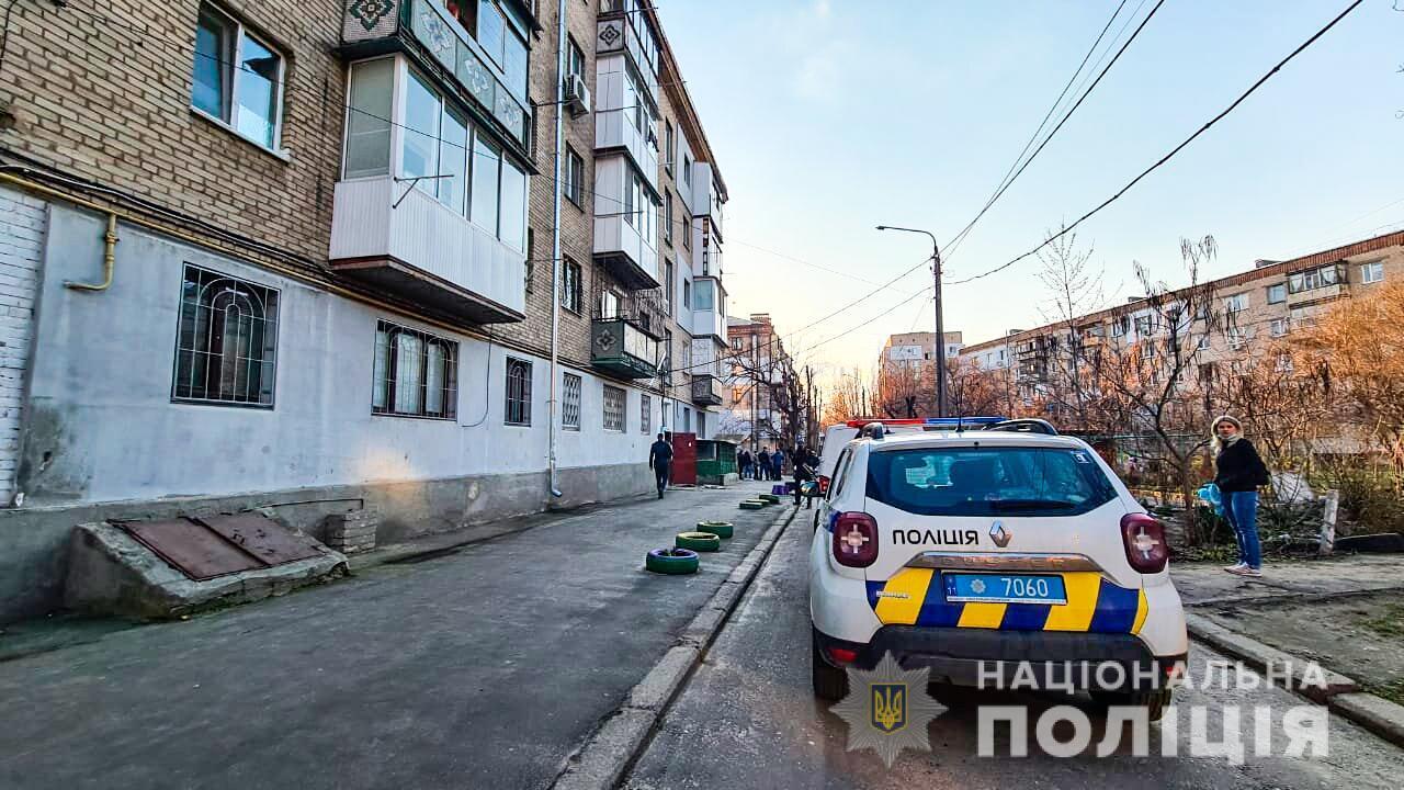 Миколаївця, який забарикадувався в квартирі з бойовою гранатою, слідчі затримали в процесуальному порядку