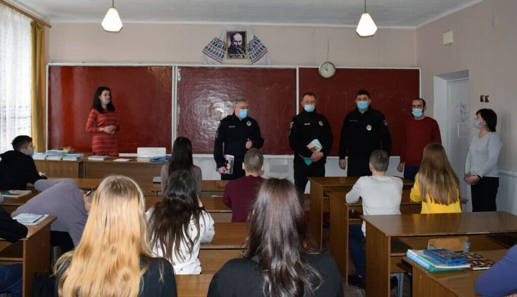 Поліцейські Покровська відзначили місцевих школярів, які допомогли затримати зловмисника