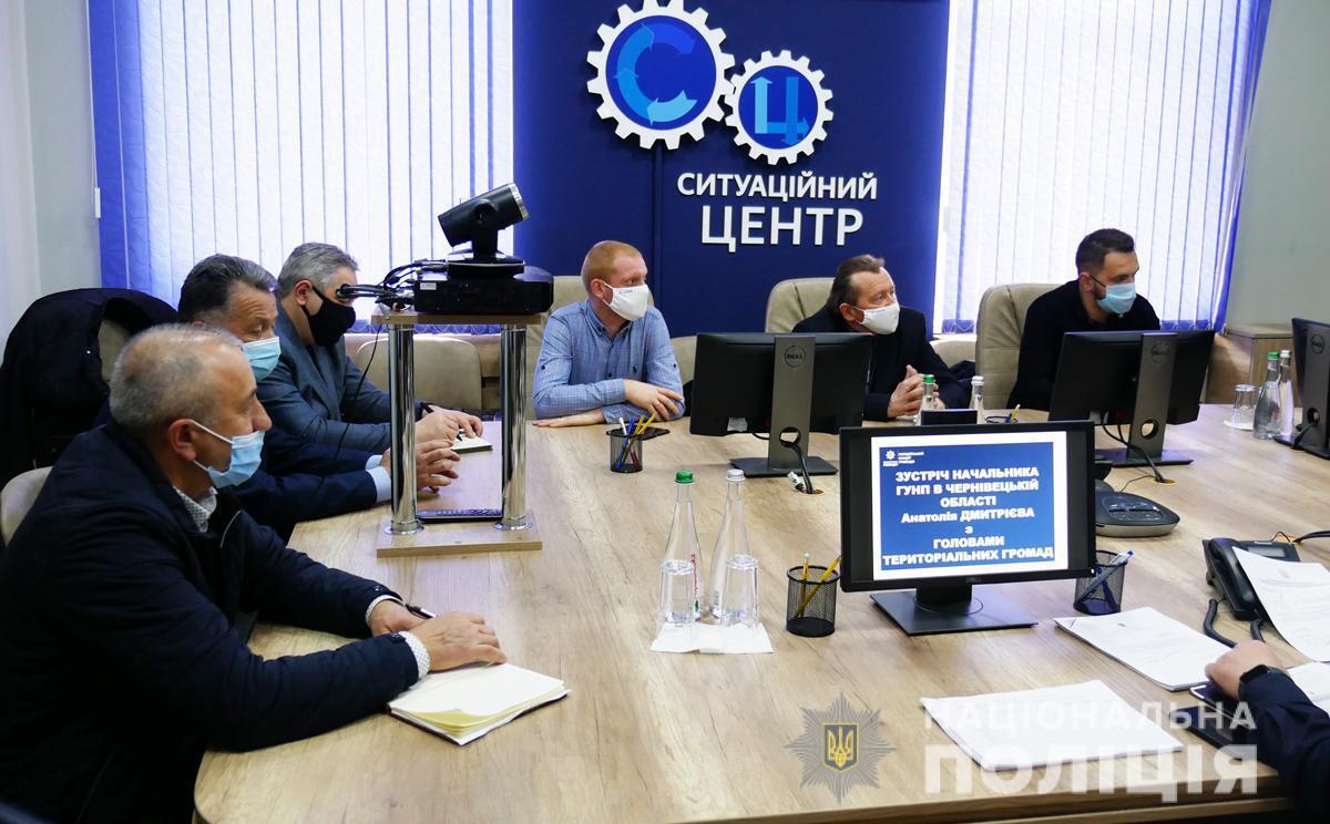 Керівник поліції Чернівецької області обговорив з головами ОТГ стан запровадження проєкту «Поліцейський офіцер громади»