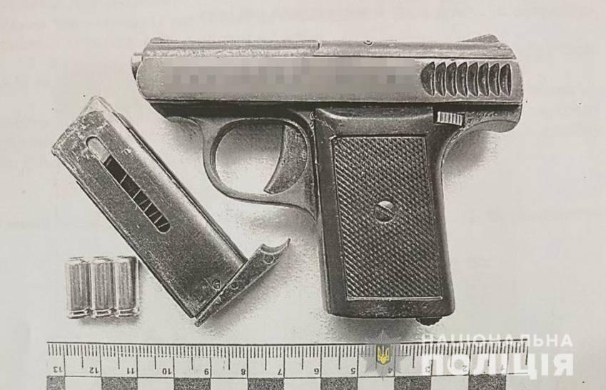 В центрі Одеси правоохоронці вилучили у перехожого вогнепальну зброю