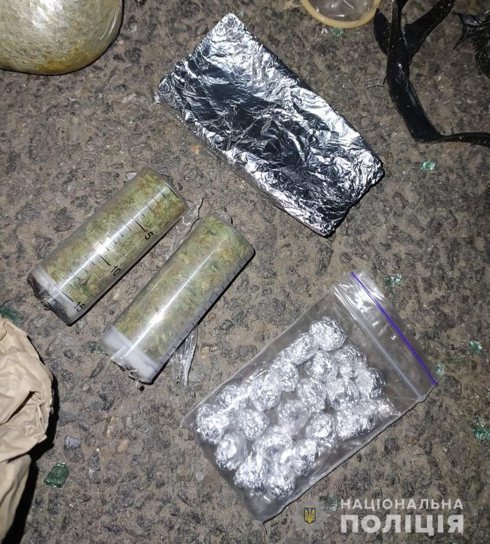 На Вінниччині поліцейські затримали організоване злочинне угруповання, яке налагодило канал постачання наркотиків у місця позбавлення волі