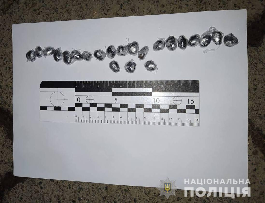 В Одесі поліцейські викрили двох жінок та чоловіка у незаконному зберіганні наркотиків з метою збуту