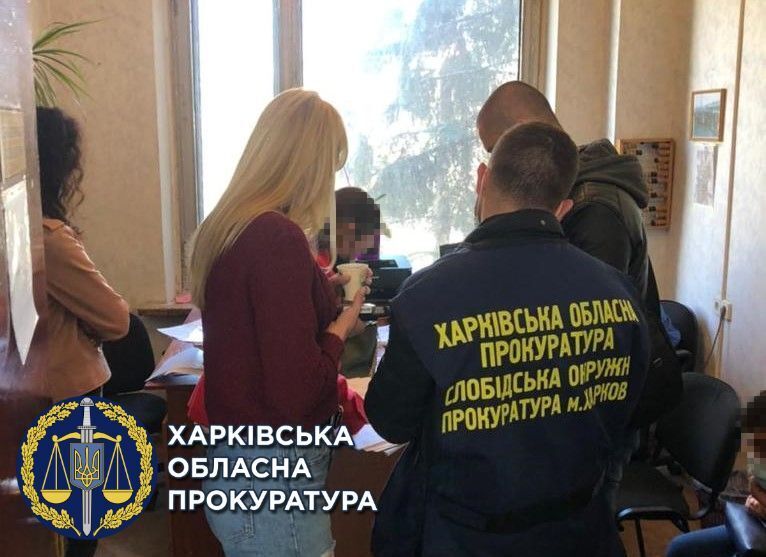 Вимагала 7500 грн у підприємця за незаконну торгівлю продуктами харчування – завідувачці одного з секторів адміністрації району повідомлено про підозру (ФОТО)
