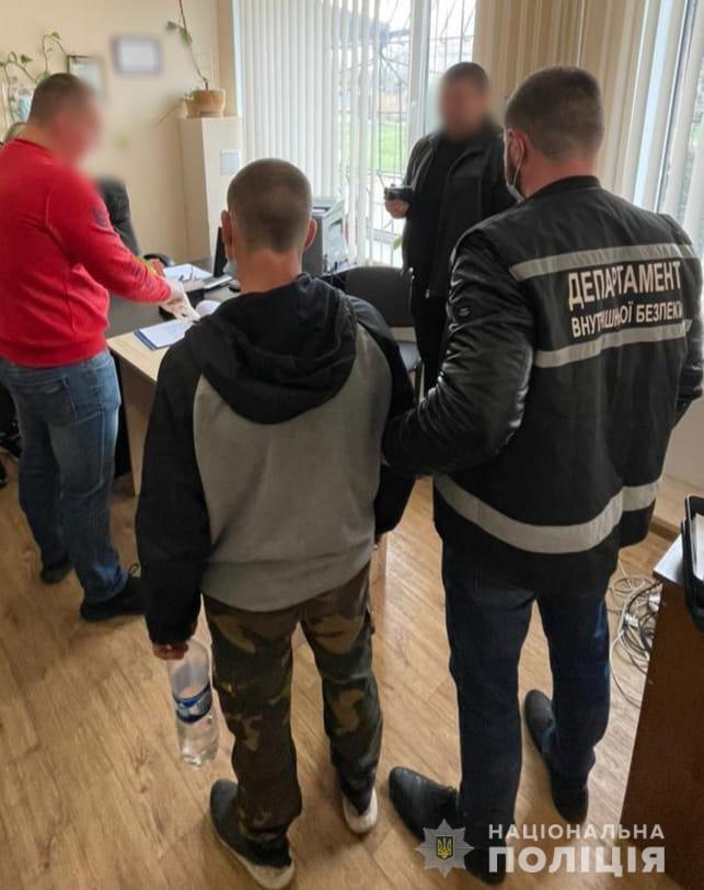 15 000 гривень за уникнення покарання  - поліція Кіровоградщини затримала чоловіка, який намагався підкупити правоохоронця