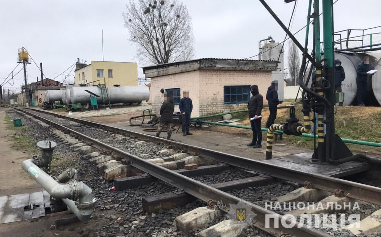 Поліція викрила розкрадання майже 145 млн грн на закупівлі неякісних паливно-мастильних матеріалів для Укрзалізниці та Міноборони