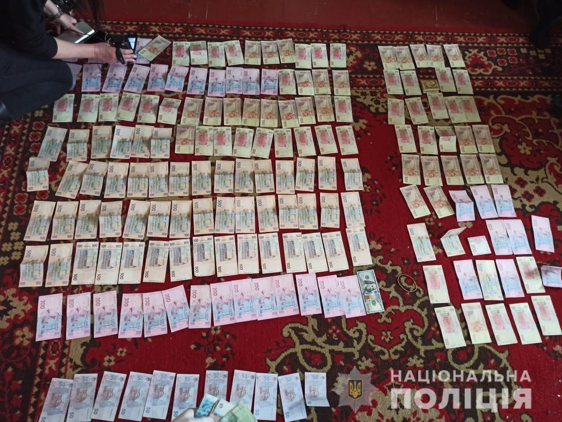 У Миколаєві правоохоронці затримали організовану групу, яка займалася збутом метадону та намагалася підкупити посадовця поліції