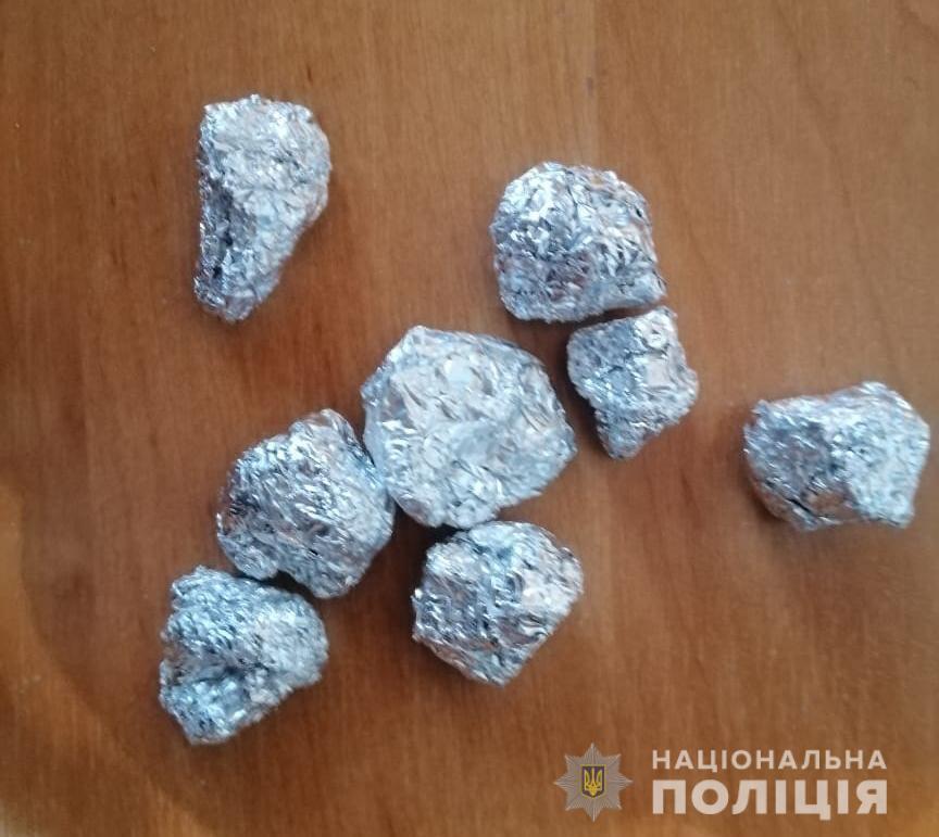 У Миколаєві правоохоронці затримали організовану групу, яка займалася збутом метадону та намагалася підкупити посадовця поліції