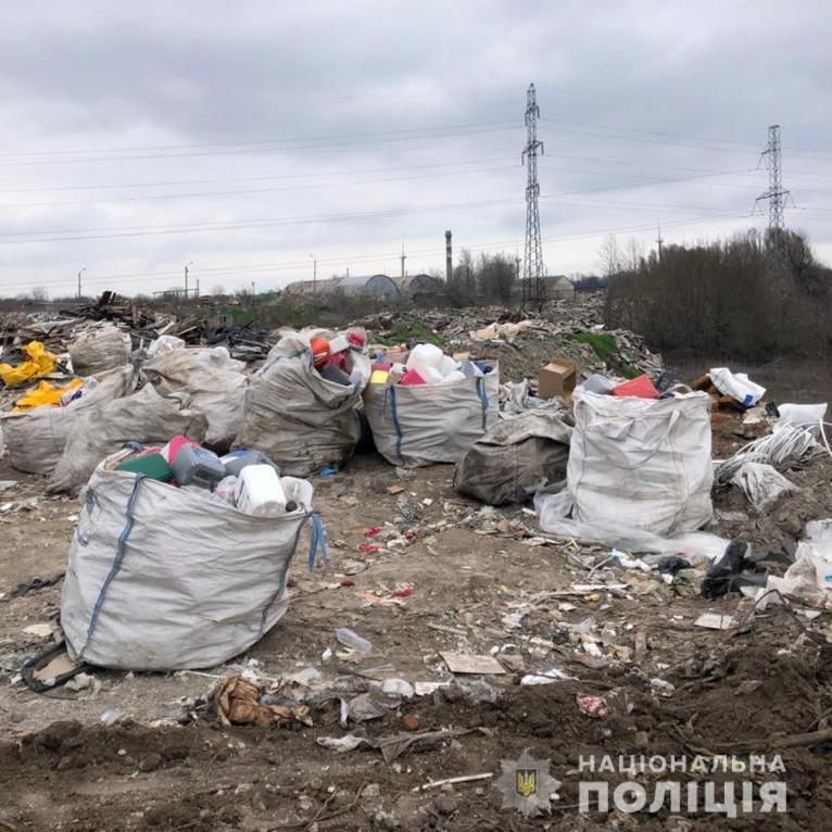 На Дніпропетровщині поліцейські викрили злочинну діяльність посадових осіб, які організували незаконне сміттєзвалище