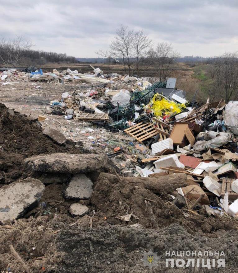 На Дніпропетровщині поліцейські викрили злочинну діяльність посадових осіб, які організували незаконне сміттєзвалище