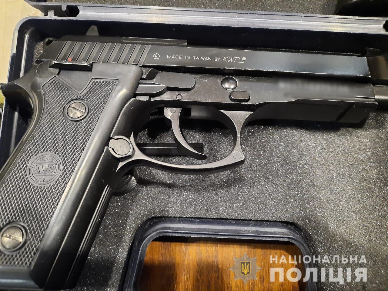 Харківські оперативники викрили групу осіб, причетних до торгівлі зброєю