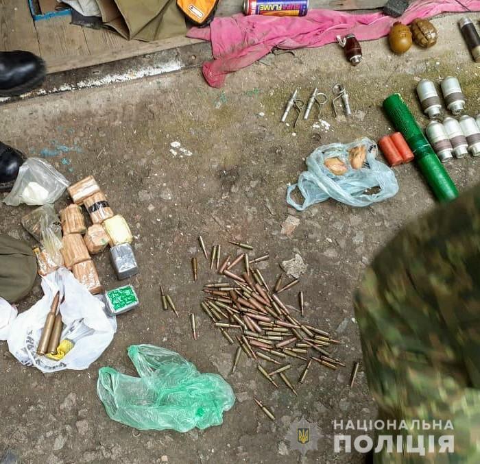 Херсонські правоохоронці вилучили арсенал військових засобів ураження в будинку жителя Скадовська