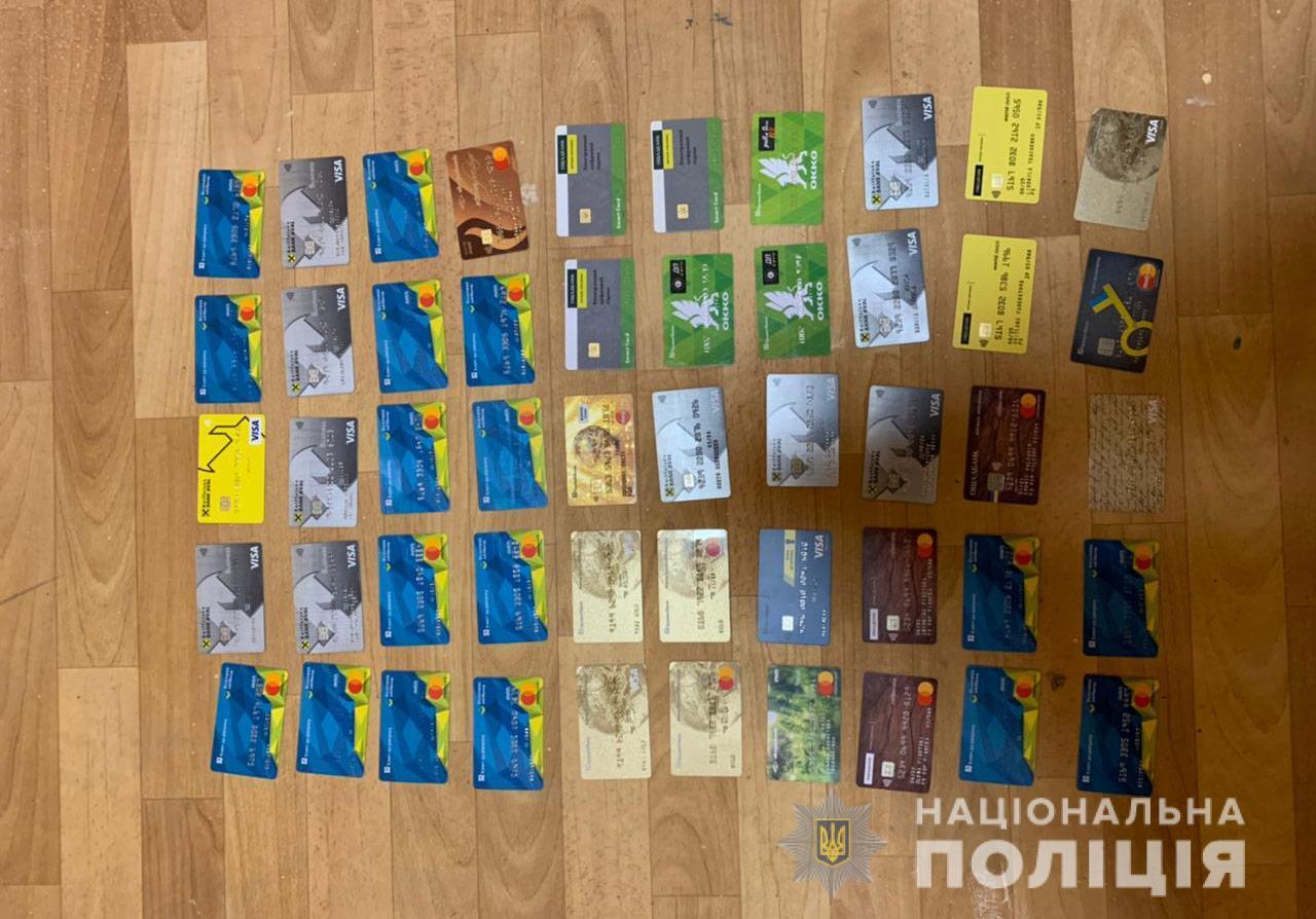 На Дніпропетровщині поліцейські затримали членів злочинної групи, які організували конвертаційний центр для відмивання грошей
