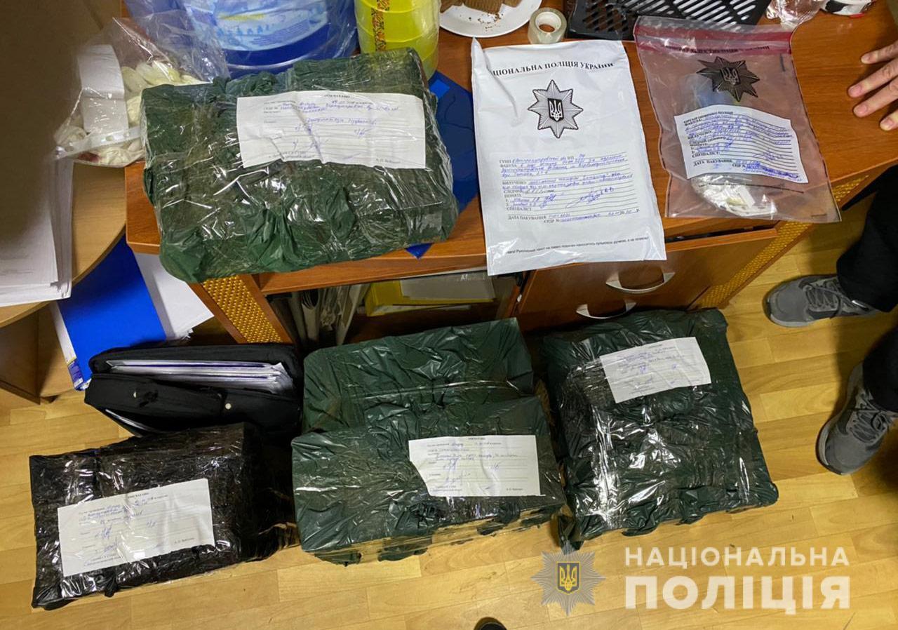 На Дніпропетровщині поліцейські затримали членів злочинної групи, які організували конвертаційний центр для відмивання грошей