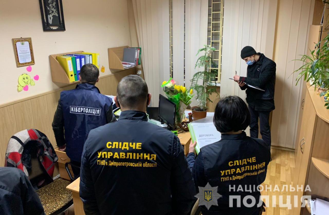 На Дніпропетровщині поліцейські затримали членів злочинної групи, які організували конвертаційний центр для відмивання грошей