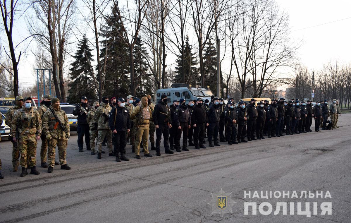На Донеччині правоохоронці зі складу ООС провели відпрацювання міста Гірник та смт Курахівка