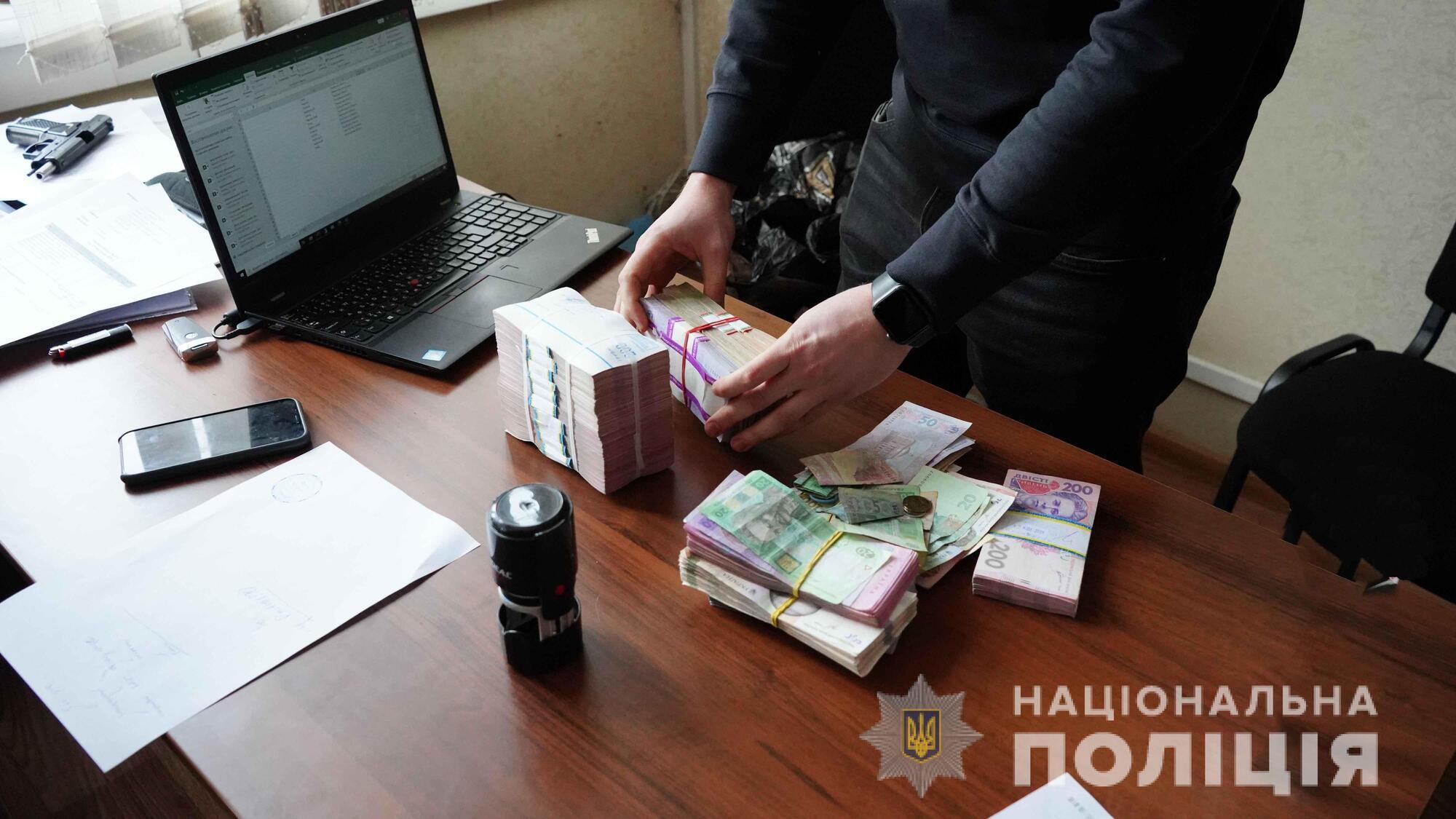 Кіберполіцейські викрили чоловіка у незаконному збуті баз даних підприємства