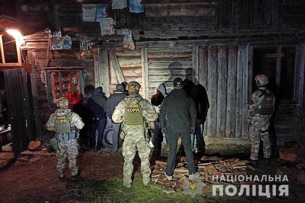 На Прикарпатті працівники поліції затримали групу наркоторговців, причетних до виготовлення та збуту амфетаміну