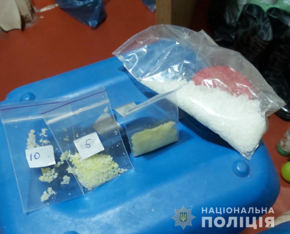 У Києві поліцейські викрили нарколабораторію – зловмисники збували готовий товар в СІЗО та по місту через служби таксі