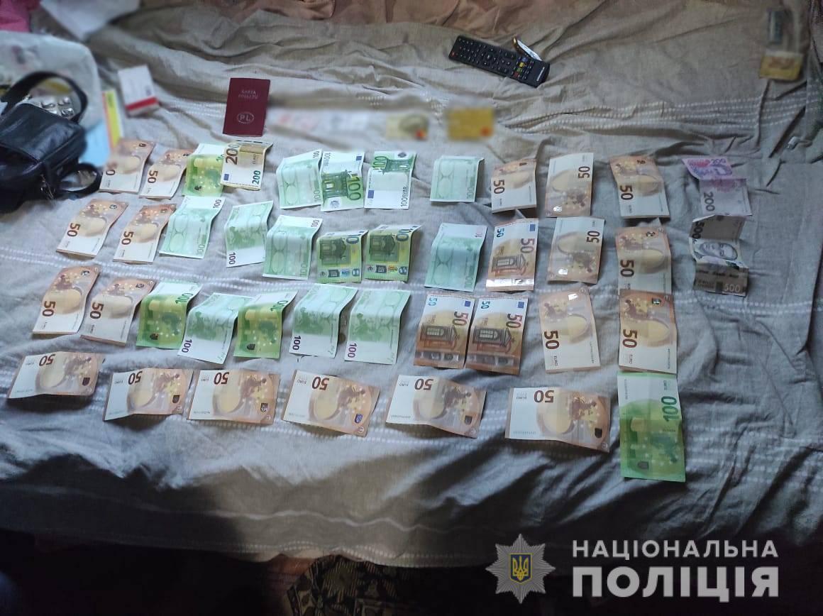 Правоохоронці Одещини ліквідували злочинну групу, яка обманом вербували людей для втягнення в злочинну діяльність у Франції