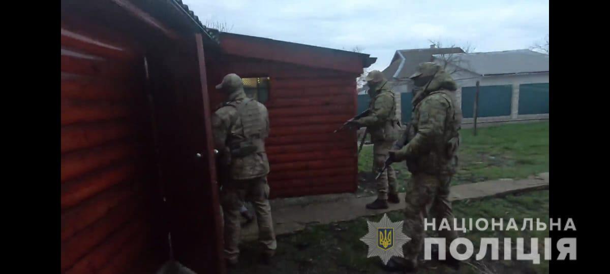 Правоохоронці Одещини ліквідували злочинну групу, яка обманом вербували людей для втягнення в злочинну діяльність у Франції