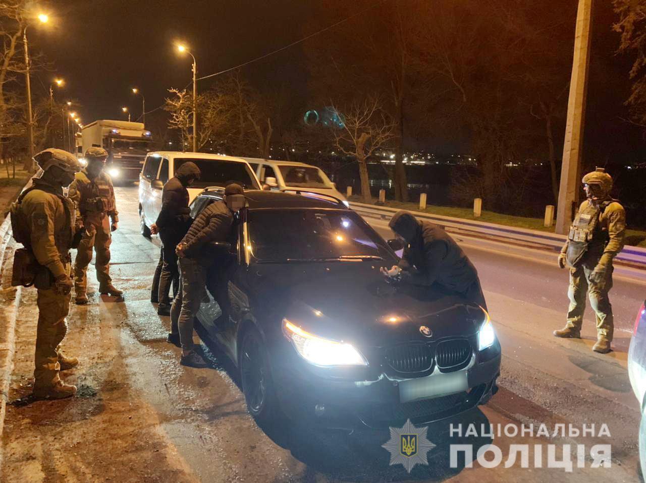 У Миколаєві оперативники та спецпризначенці КОРД затримали групу квартирних крадіїв з Одещини