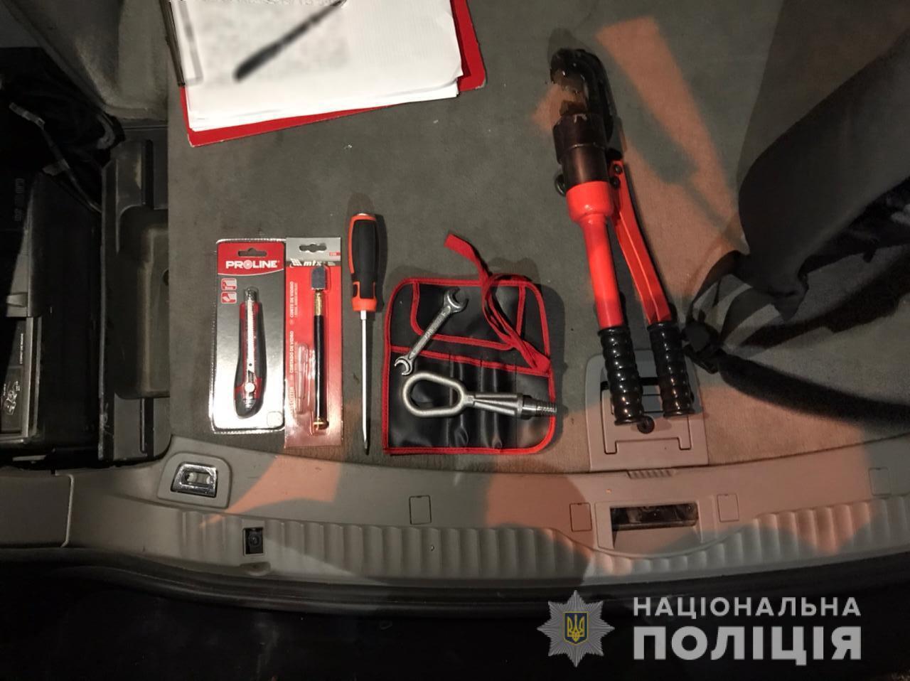 У Миколаєві оперативники та спецпризначенці КОРД затримали групу квартирних крадіїв з Одещини