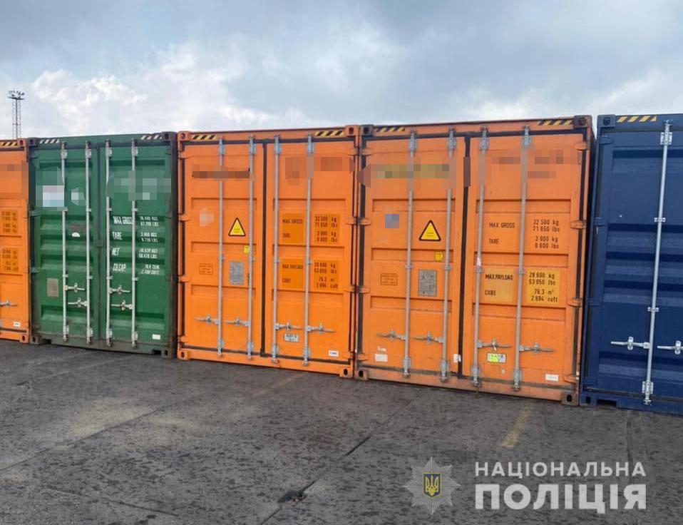 Поліція викрила масштабну схему незаконного ввезення в Україну цигарок з ОАЕ та інших країн – в Одеському порту триває огляд