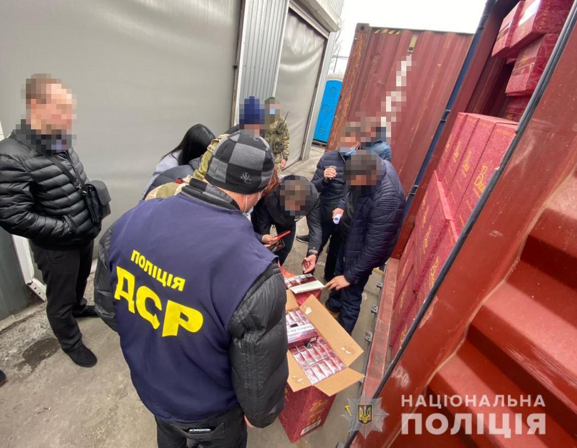 Поліція викрила масштабну схему незаконного ввезення в Україну цигарок з ОАЕ та інших країн – в Одеському порту триває огляд