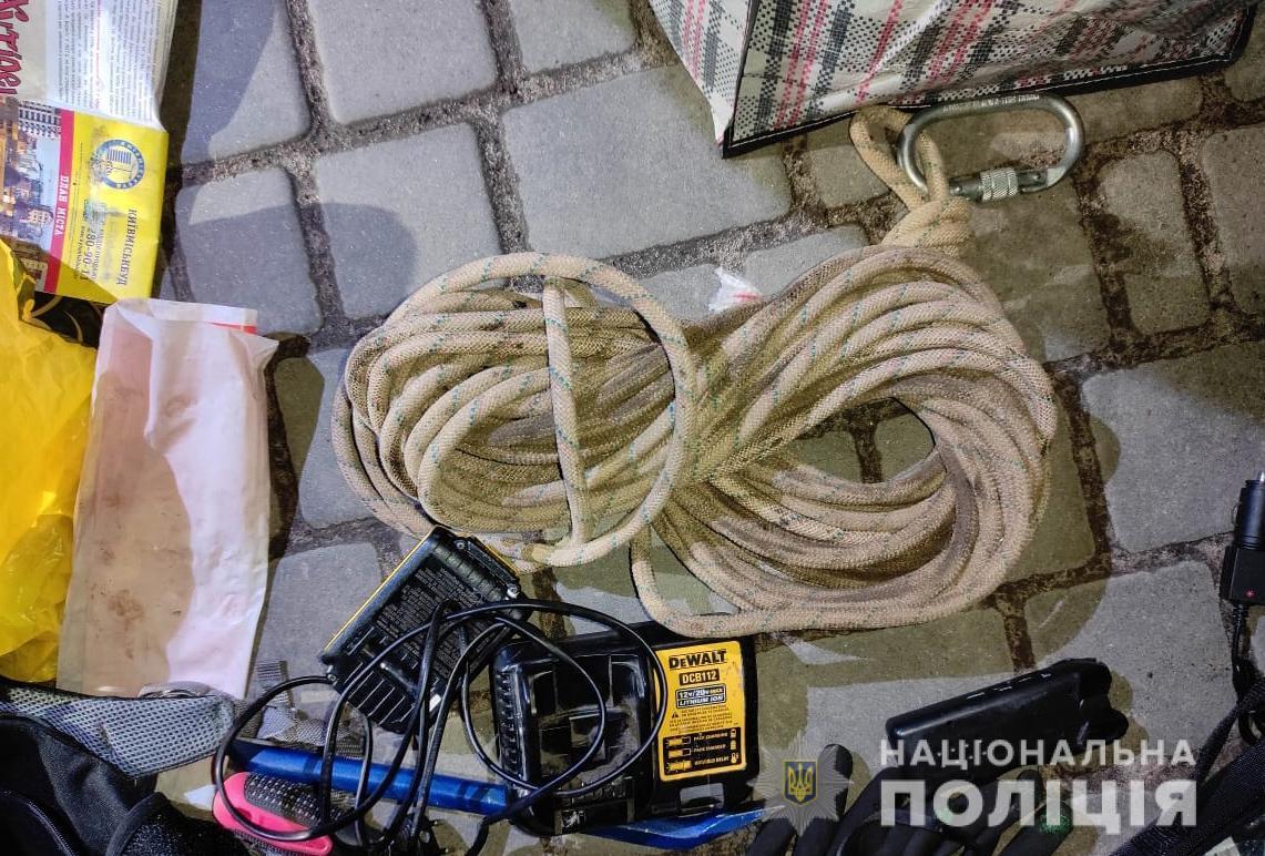 Поліцейські Волині затримали злочинну групу, яка вчинила крадіжку на майже 5 мільйонів
