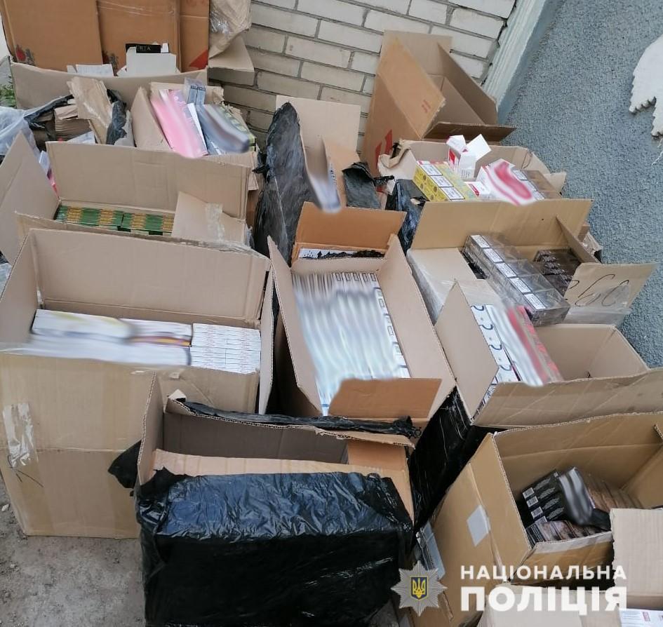 Вінницькі поліцейські викрили канал постачання контрабандних цигарок в Україну