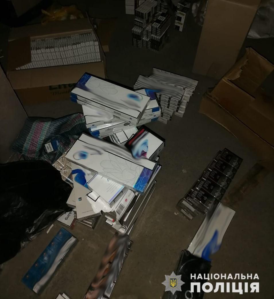Вінницькі поліцейські викрили канал постачання контрабандних цигарок в Україну