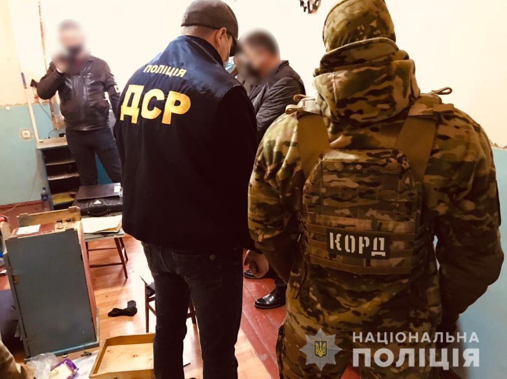 В Херсоні поліцейські викрили злочинне угрупування за поширення злочинного впливу та збут наркотиків засудженим виправної установи