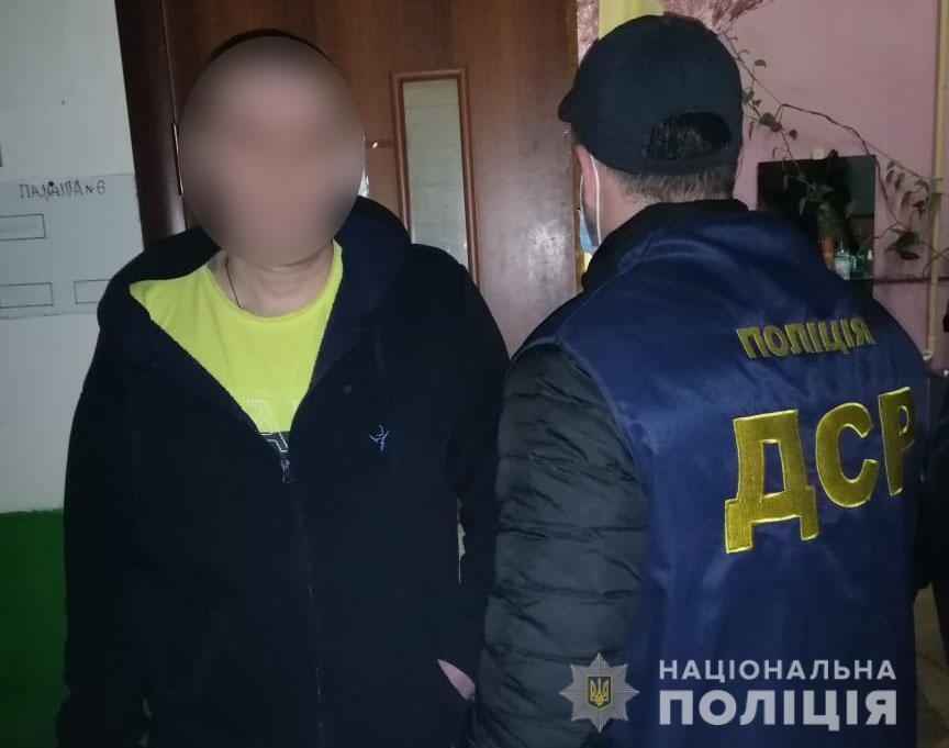 В Херсоні поліцейські викрили злочинне угрупування за поширення злочинного впливу та збут наркотиків засудженим виправної установи