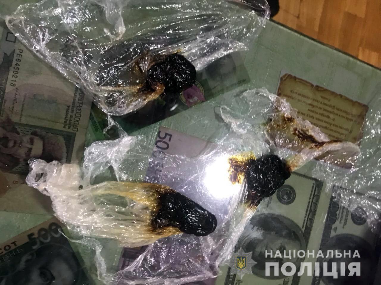 В Херсоні поліцейські викрили злочинне угрупування за поширення злочинного впливу та збут наркотиків засудженим виправної установи