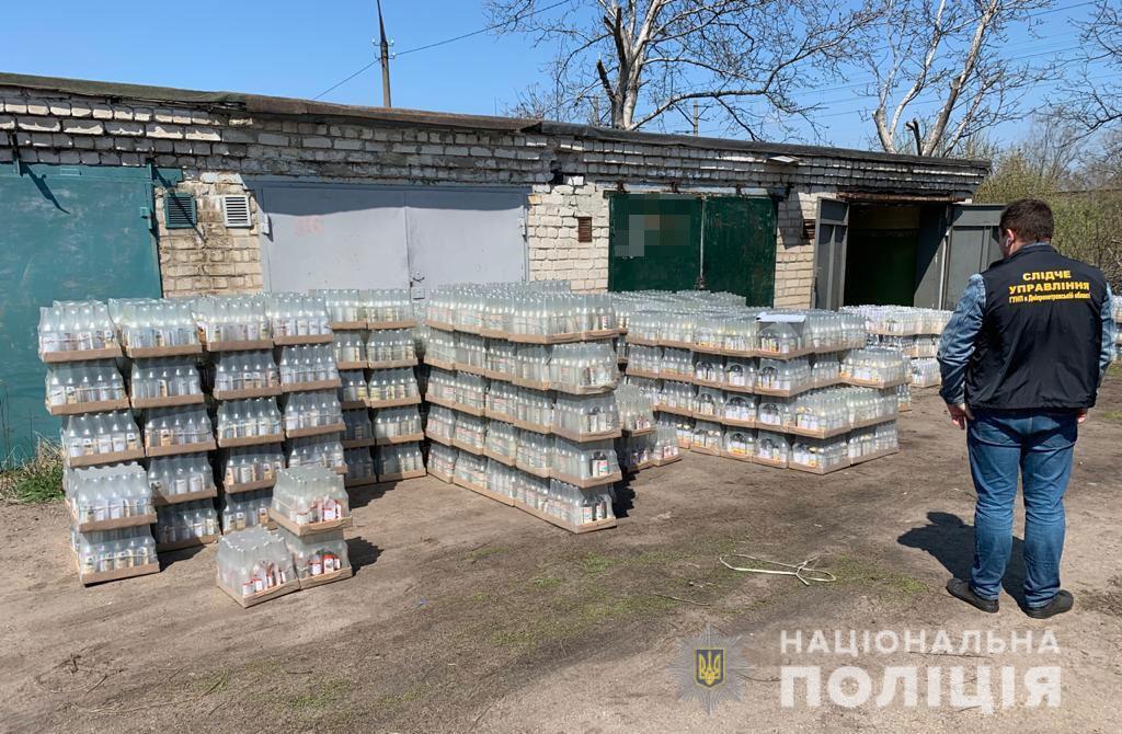 На Дніпропетровщині поліцейські перекрили канал постачання фальсифікованої алкогольної та тютюнової продукції до закладів торгівлі