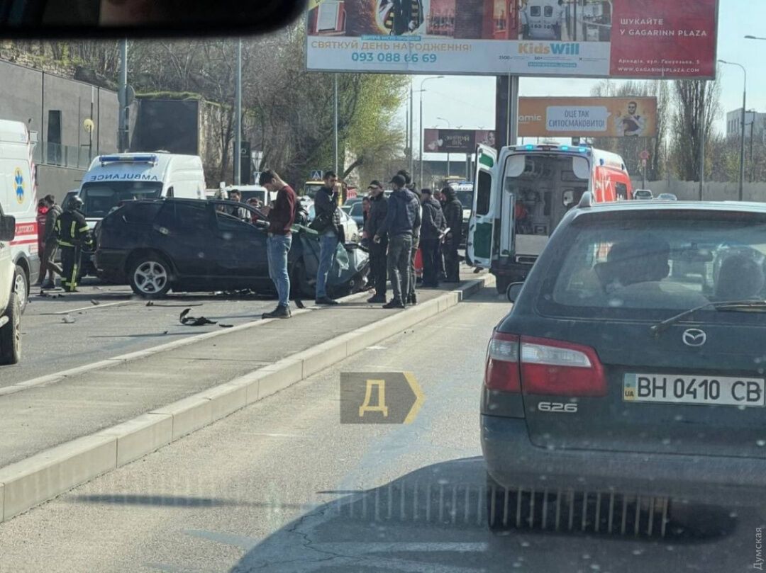 В Одесі внаслідок ДТП іномарку розірвало на частини