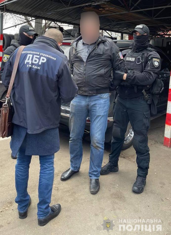 Внутрішня безпека Нацполіції викрила на хабарництві столичного поліцейського