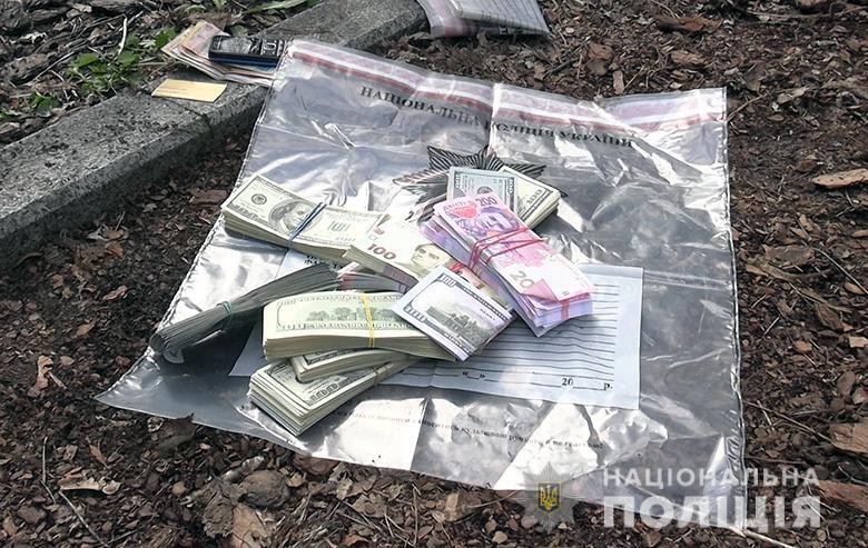Столичні поліцейські викрили злочинну групу осіб, яка спеціалізувалася на шахрайстві з обміном валют