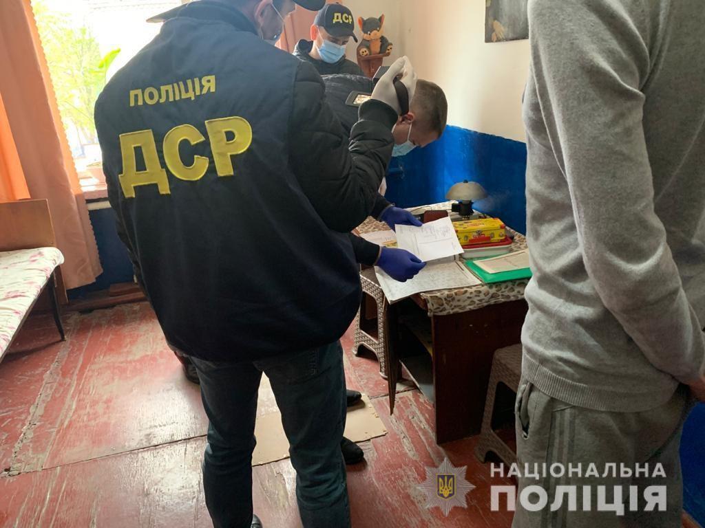 У Херсоні поліцейські викрили «смотрящего», який здійснював злочинний вплив та налагодив збут наркотиків у виправній колонії