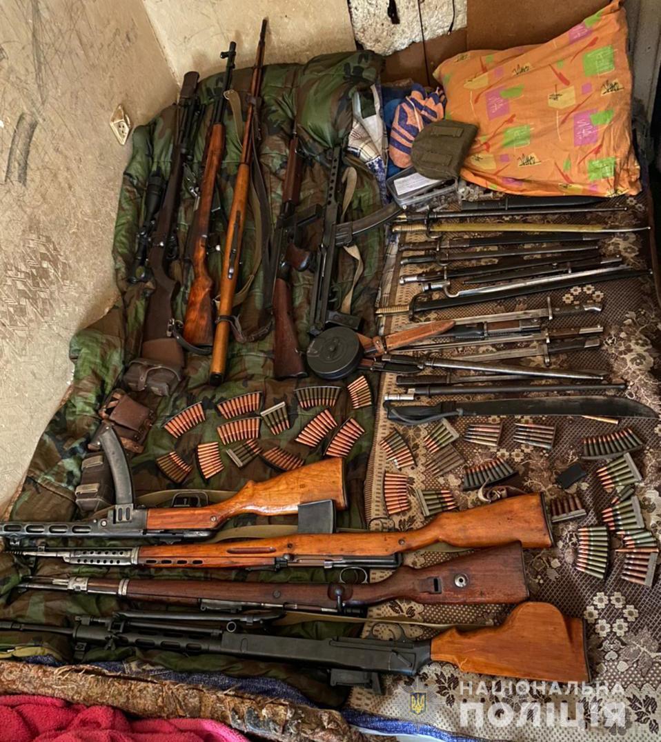 Гранати, кулемети та гвинтівки – поліція вилучила зброю під час обшуків у представників криміналітету в Одесі
