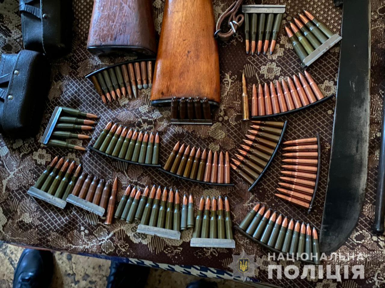 Гранати, кулемети та гвинтівки – поліція вилучила зброю під час обшуків у представників криміналітету в Одесі