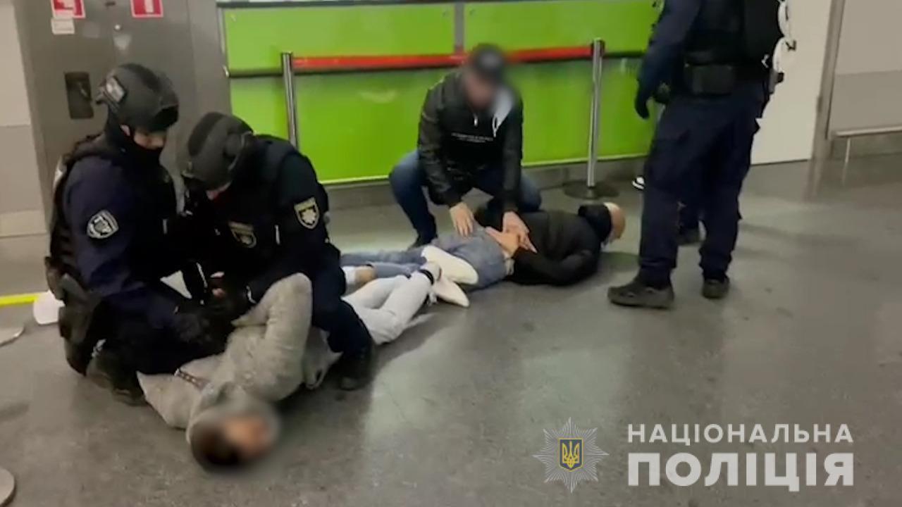 Оперативники міграційної поліції затримали групу іноземців за позбавлення волі та розбійний напад на блогерку з Ірану
