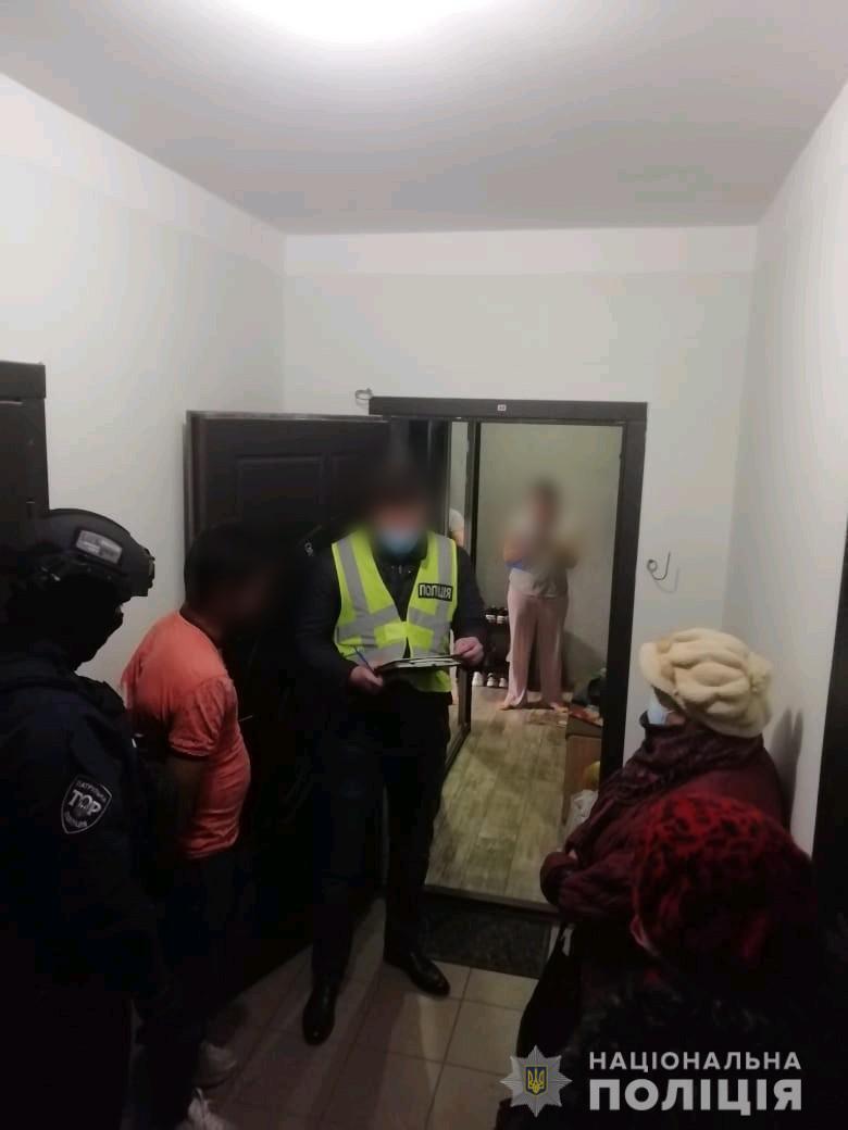 Оперативники міграційної поліції затримали групу іноземців за позбавлення волі та розбійний напад на блогерку з Ірану