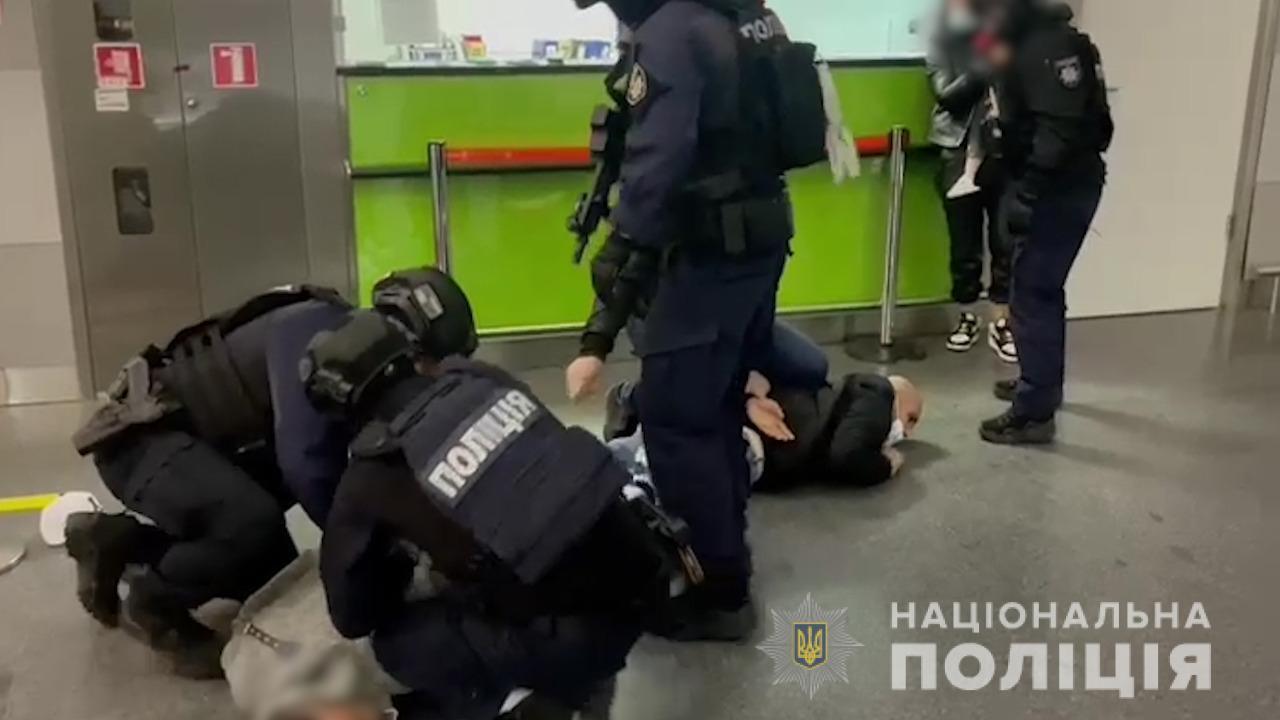 Оперативники міграційної поліції затримали групу іноземців за позбавлення волі та розбійний напад на блогерку з Ірану