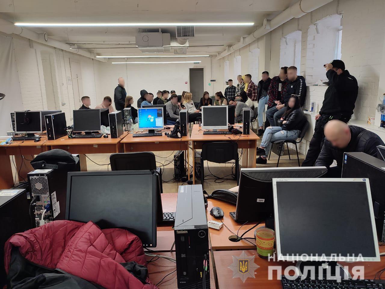 Кіберполіція ліквідувала шахрайський call-центр: його працівники викрадали гроші з банківських карток громадян