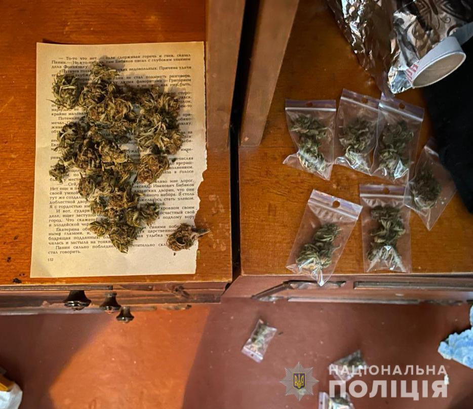 На Одещині правоохоронці припинили діяльність організованої злочинної групи, яка займалася виготовленням і продажем амфетаміну та канабісу