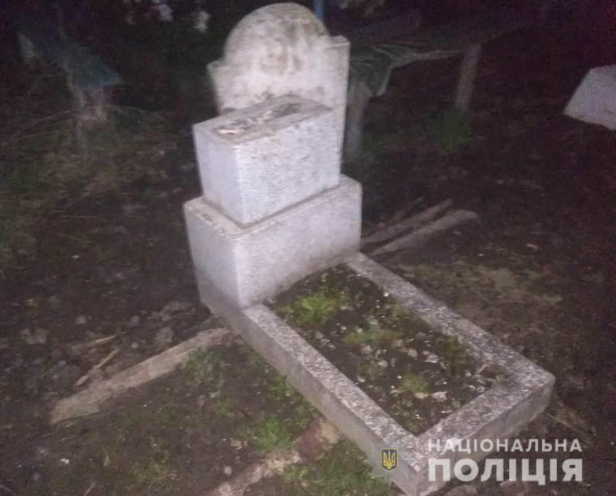 Поліцейські викрили двох жителів Подільського району в нарузі над могилою