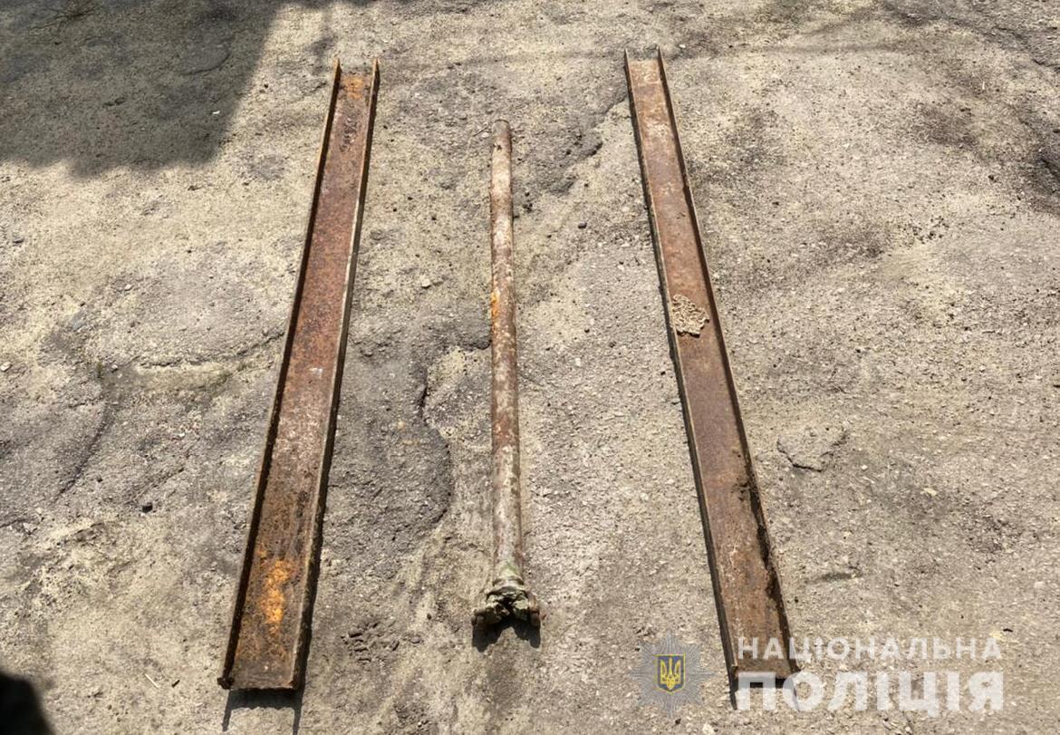 Поліцейські викрили двох жителів Подільського району в нарузі над могилою